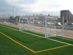 Juego porterías aluminio fútbol 11  120x100 abatibles con arquillos lacados